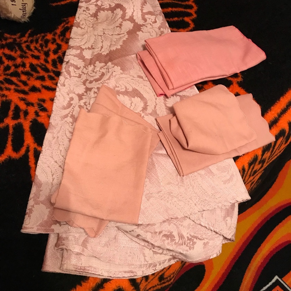 Round table cloth and napkins